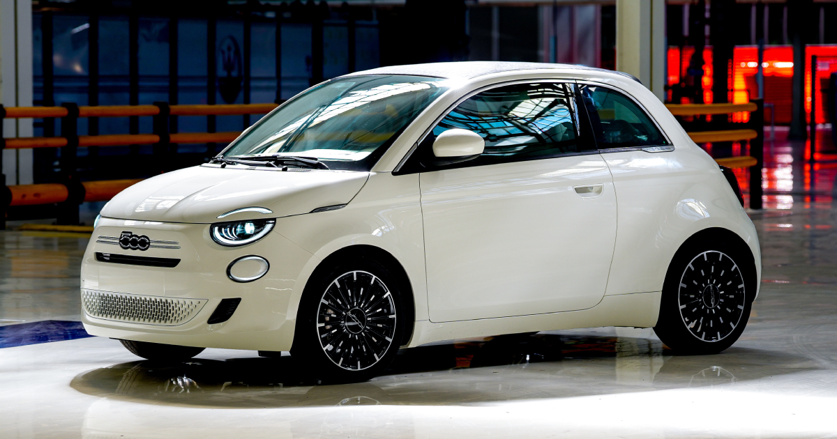 Fiat 500 Hybrid: Ein Blick auf das grüne Herz eines Automobil-Ikons Erforschung der nachhaltigen Zukunft: Innenraum des Fiat 500 Hybrid