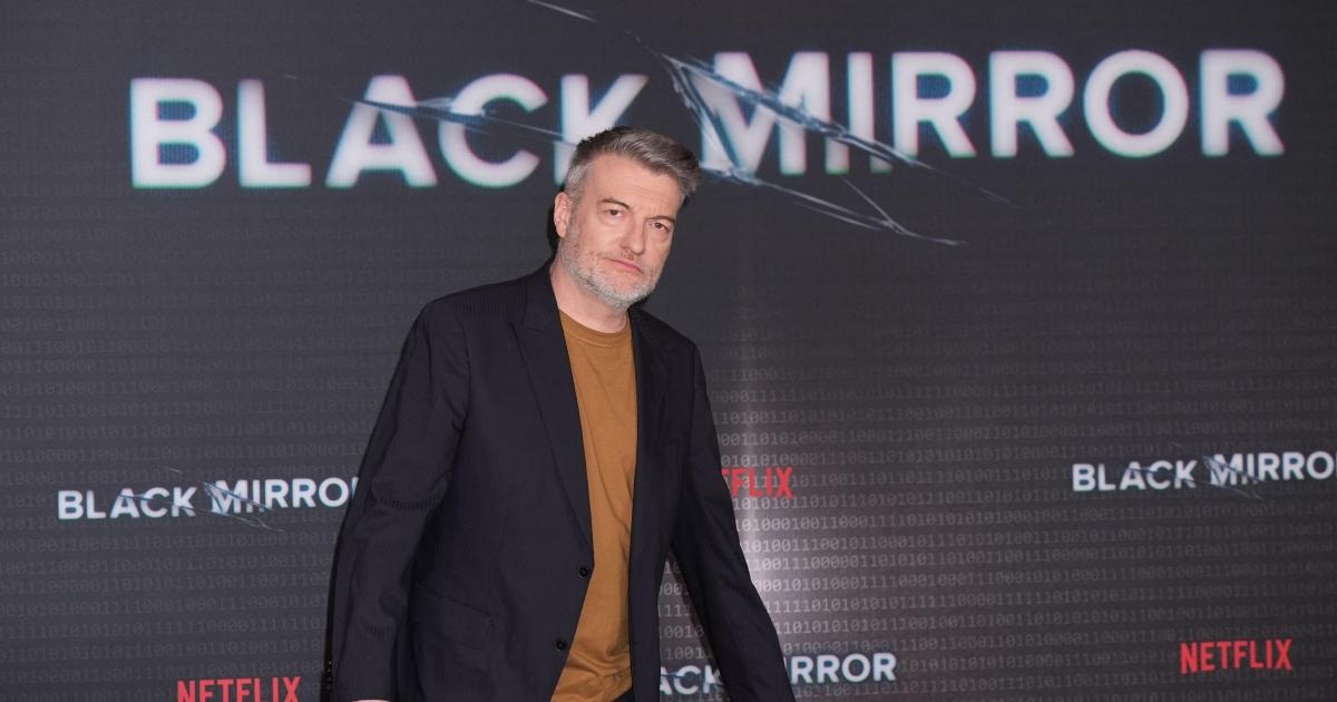Der "Black Mirror"-Autor Charlie Brooker hat mit der Arbeit an einer neuen Serie über einen britischen Serienmörder begonnen Der "Black Mirror"-Autor Charlie Brooker hat mit der Arbeit an einer neuen Serie über einen britischen Serienmörder begonnen