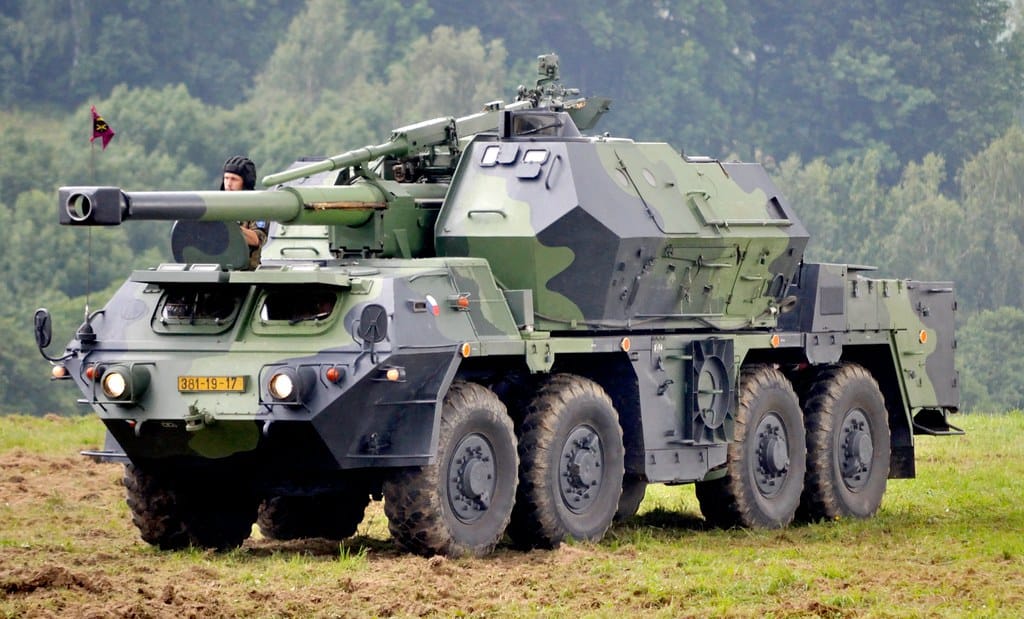 Die Streitkräfte demonstrierten die Arbeit des 152-mm-DANA-ACS