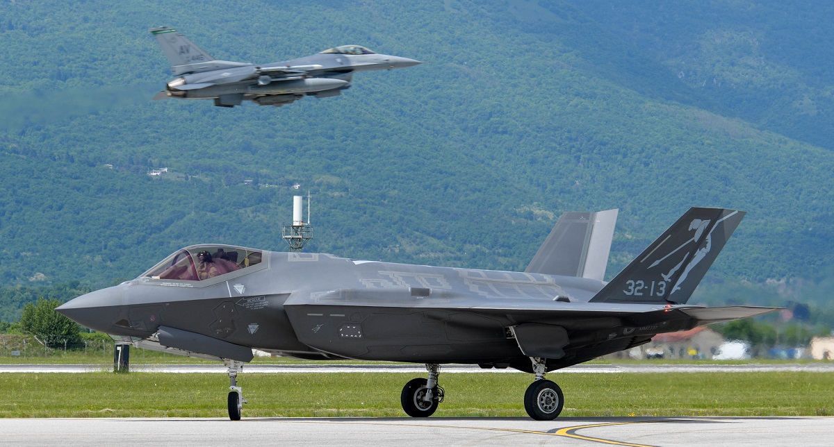 Italiens Kampfjets der fünften Generation, die F-35 Lightning II, sind zum ersten Mal in Japan eingetroffen Italiens Kampfjets der fünften Generation, die F-35 Lightning II, sind zum ersten Mal in Japan eingetroffen
