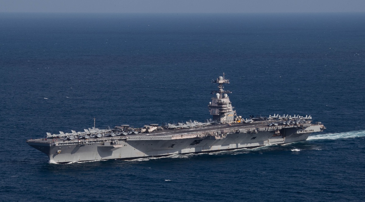 USS Gerald R. Ford, der größte Flugzeugträger der Welt, der mehr als 13 Milliarden Dollar gekostet hat, mit F/A-18 Super Hornet-Kampfjets auf Patrouille in der Adria USS Gerald R. Ford, der größte Flugzeugträger der Welt, der mehr als 13 Milliarden Dollar gekostet hat, mit F/A-18 Super Hornet-Kampfjets auf Patrouille in der Adria