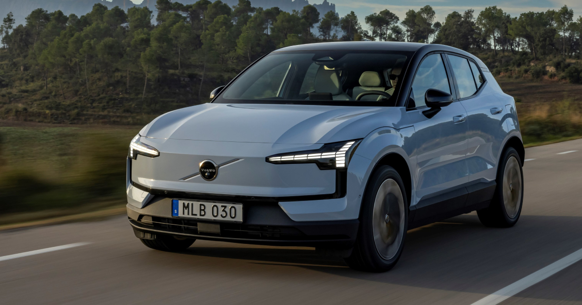 Neuer Elektro-Crossover Volvo EX30 in stilvollem Cloud Blue