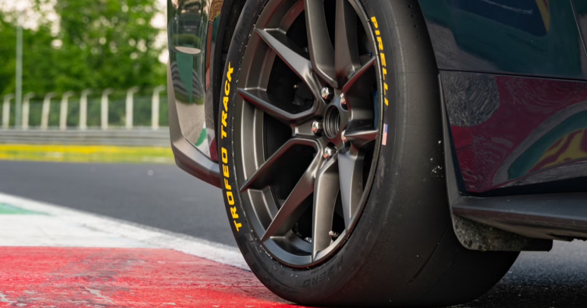 Testen des Pirelli P Zero Trofeo Track auf dem neuen Ford Mustang Dark Horse