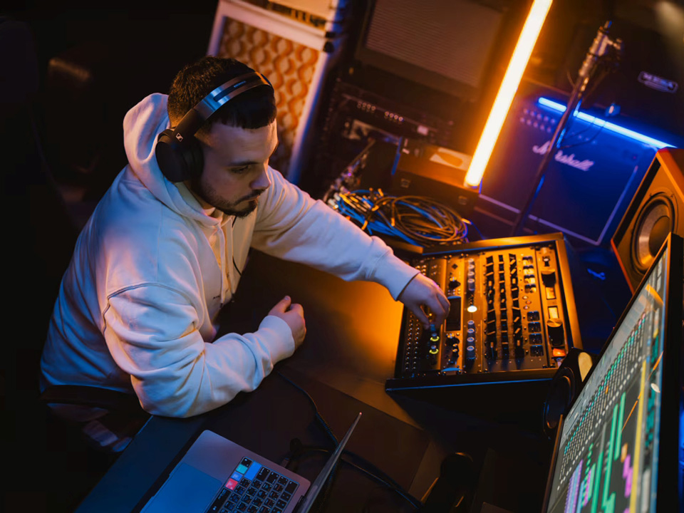 Die Sennheiser HD 480 Pro im Detail. Illustration: Sennheiser