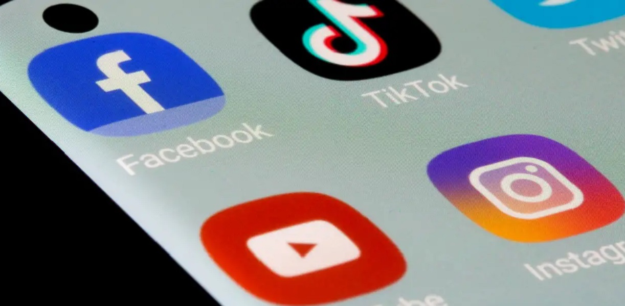 Die Evolution von Logos: Von Facebook zu X (ehemals Twitter) 5 Geheimnisse für erfolgreiches Logo-Design in sozialen Medien