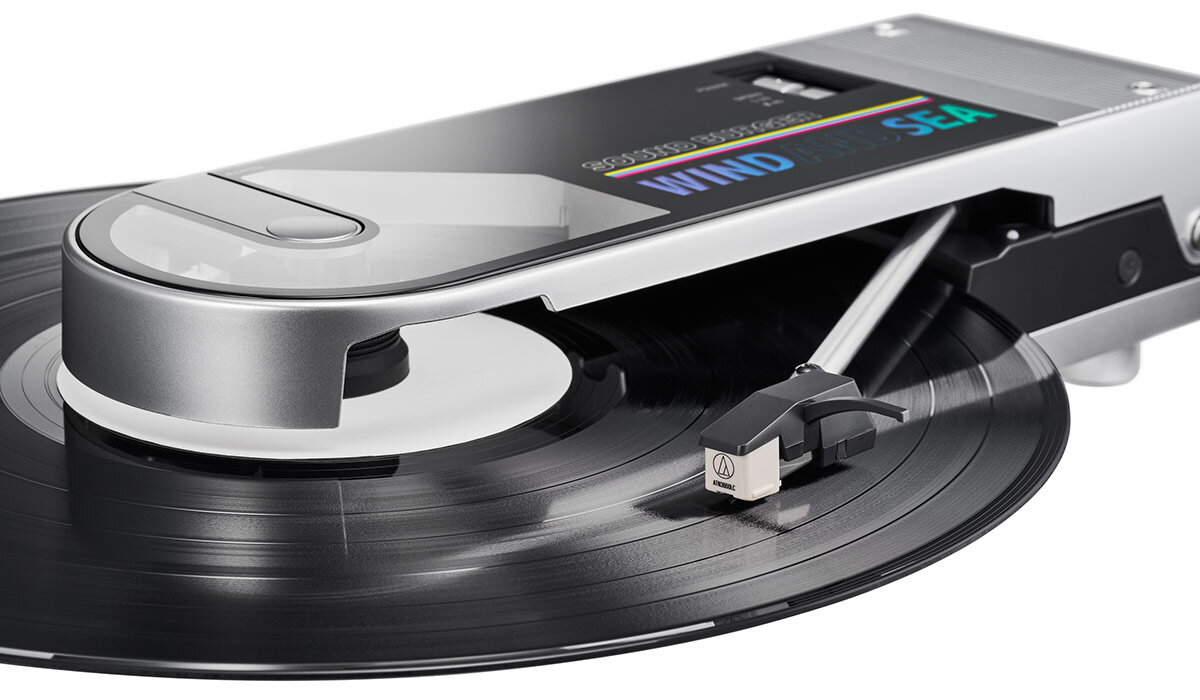 Retro lebt auf mit Sound Burger: Zusammenarbeit zwischen Audio-Technica und Wind and Sea Nostalgie im Stil der 80er Jahre: Audio-Technica und Wind and Sea präsentieren einen neuen Sound Burger Vinyl-Player