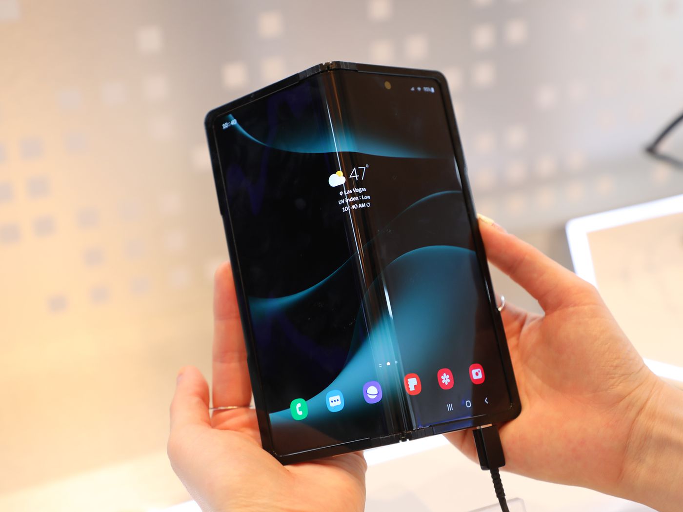 Samsung hat ein neues flexibles Display Flex In & Out vorgestellt, das in beide Richtungen gefaltet werden kann Samsung hat ein neues flexibles Display Flex In & Out vorgestellt, das in beide Richtungen gefaltet werden kann