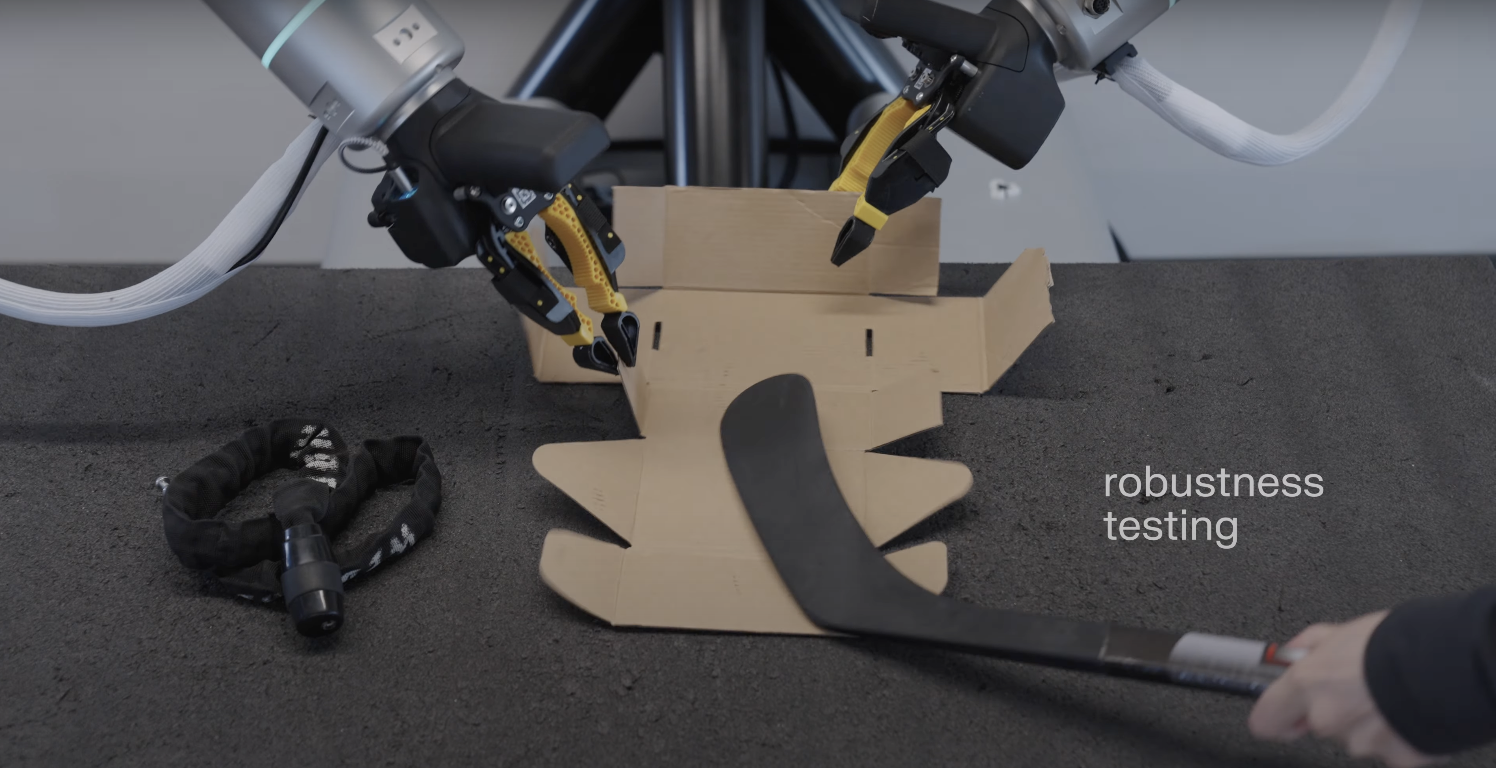 Durch das Chaos schauen: der Roboter faltet die Box perfekt Der Roboter führt die Montageaufgabe trotz der Störung fehlerfrei aus