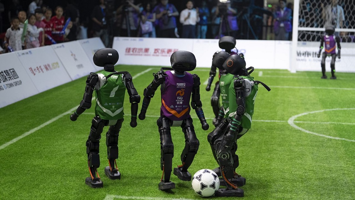 Die Zukunft des Fußballs: Humanoide dribbeln und passen auf einem neuen Level Künstliche Intelligenz auf dem Platz: humanoide Roboterfußballer verändern das Spiel