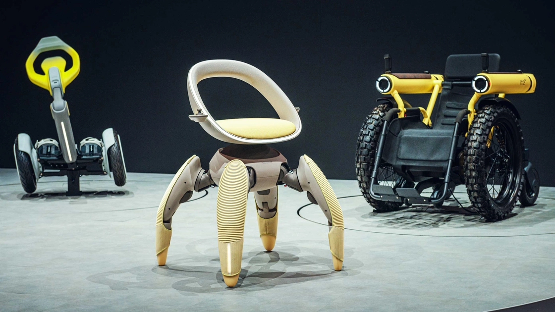 Toyota zeigt Walk Me: Ein Roboterstuhl auf vier Beinen, der Treppen steigen kann