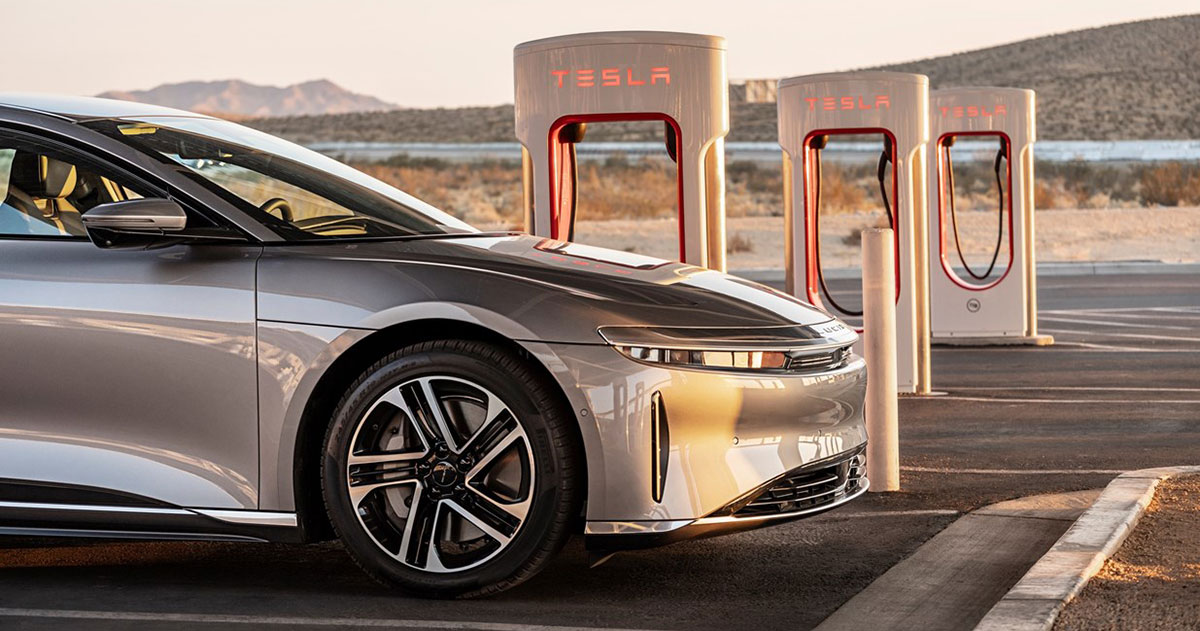 Flaggschiff-Treffen: Lucid Air nutzt die Infrastruktur von Tesla Lucid Air aufgeladen von Tesla: die Grenzen des Elektroauto-Kriegs verschwimmen
