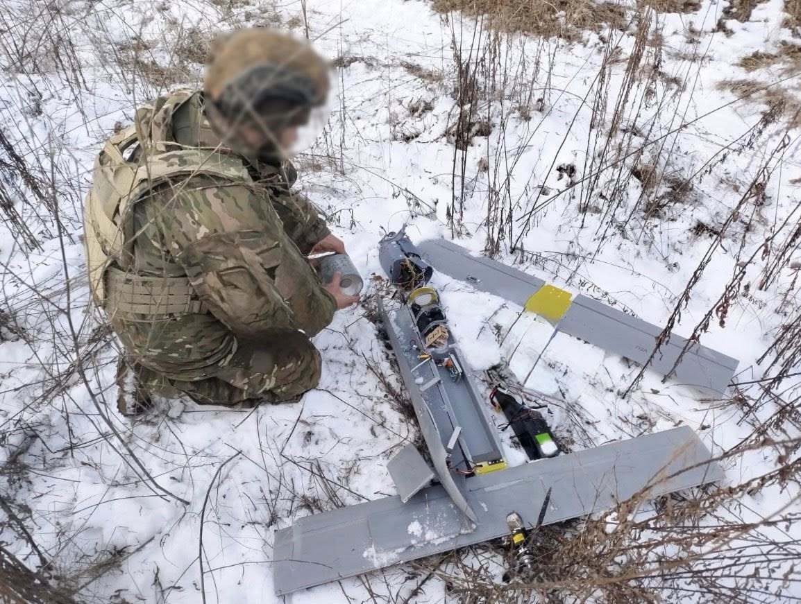 Nach einem erfolgreichen Angriff: ein ukrainischer Soldat neben einer abgeschossenen russischen Drohne Ukrainisches Militär demonstriert seine Leistung: abgeschossene russische Drohne