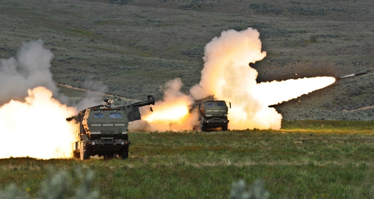 HIMARS zerstörte zwei russische BM-21 Grad-Mehrfachraketen-Systeme mit einer einzigen GMLRS-Präzisionsrakete HIMARS zerstörte zwei russische BM-21 Grad-Mehrfachraketen-Systeme mit einer einzigen GMLRS-Präzisionsrakete