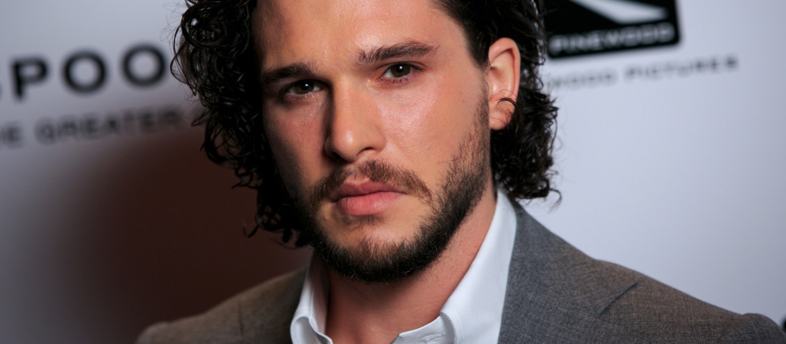 "Game of Thrones"-Star Kit Harington erschien als mysteriöser Holzfäller in der ersten Aufnahme des neuen Horror-Thrillers "What Remains of Us"