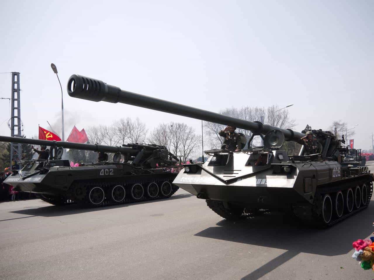 Erscheinung der 170mm-Artillerieriesen "Koksan" bei der Parade in der DVRK weckt das Interesse von Experten