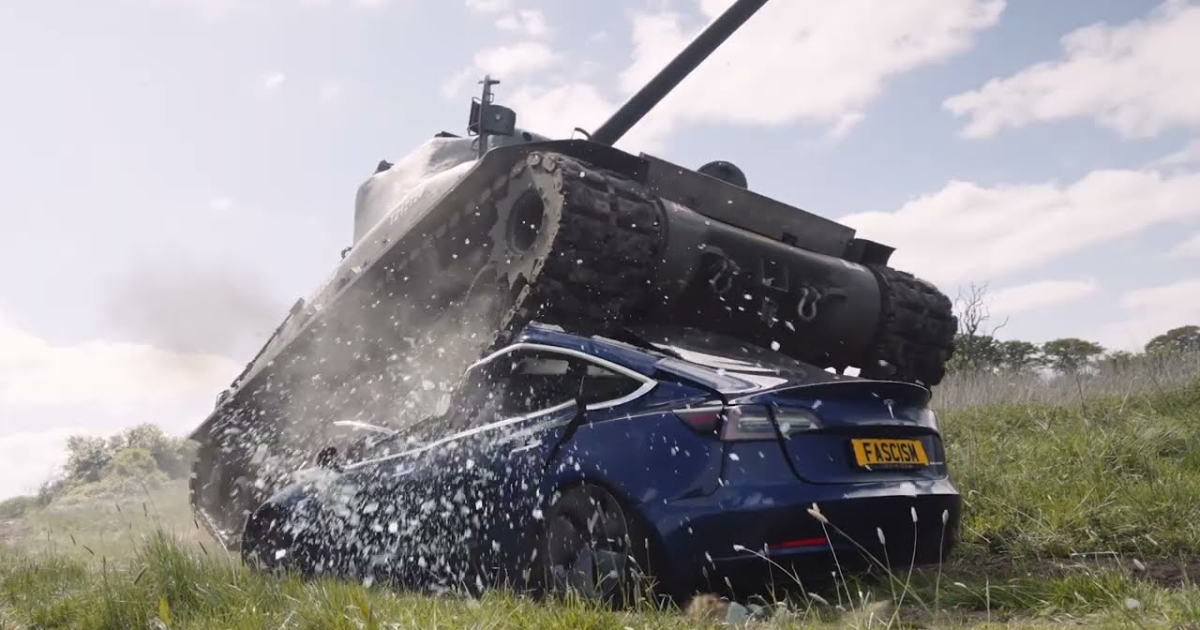 Tesla Model 3 unter Beschuss: der mächtige M4 Sherman in Aktion M4 Sherman-Panzer zeigt seine Stärke: Zerquetscht Tesla Model 3 im neuesten Video