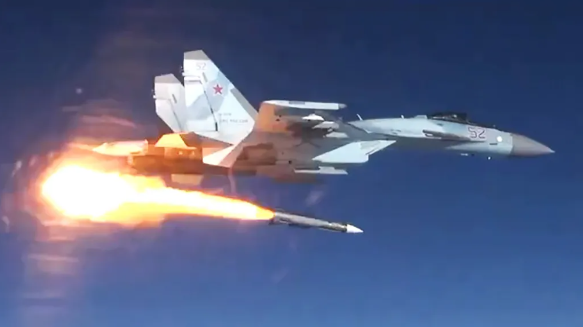 Vom Himmel zum Ziel: So funktioniert der Start der R-37M-Rakete von einem Su-35S Offenlegung von Details: Start der R-37M gelenkten Rakete von einem Su-35S Kampfjet