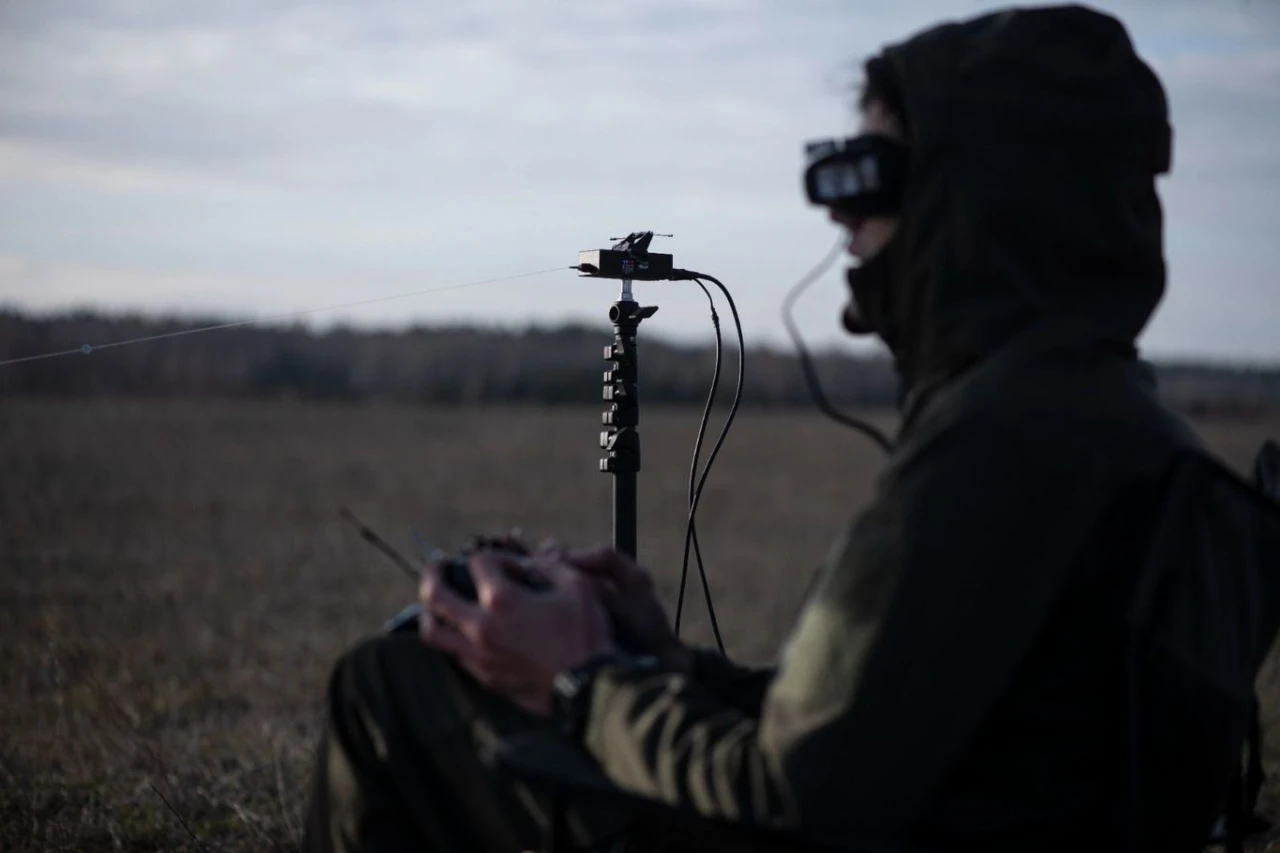 Neue Horizonte für FPV: Ukrainische Drohne auf Glasfaserkabel Ein innovativer Durchbruch: Ukrainische FPV-Drohne mit Lichtwellenleiter-Unterstützung