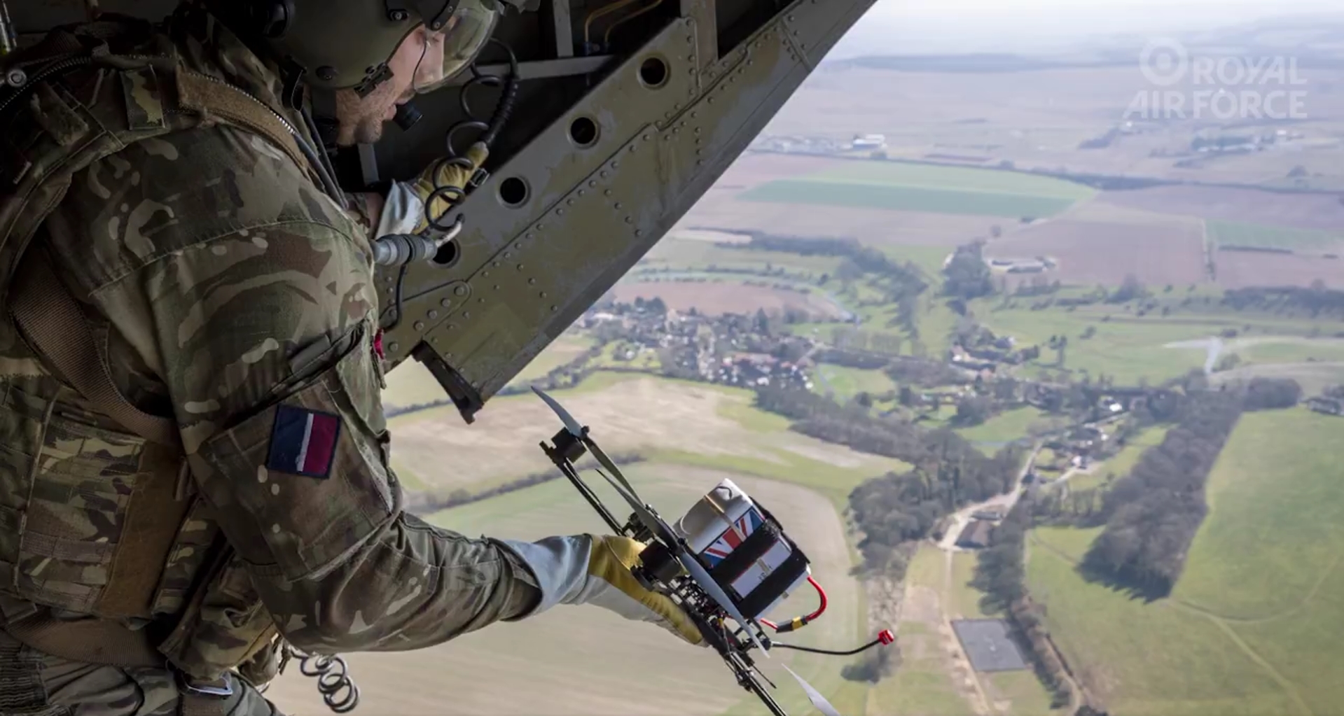 Technologien der Zukunft: FPV-Drohnenflug aus einer Chinook Epischer Kunstflug: Beeindruckende FPV-Drohne auf einer Chinook