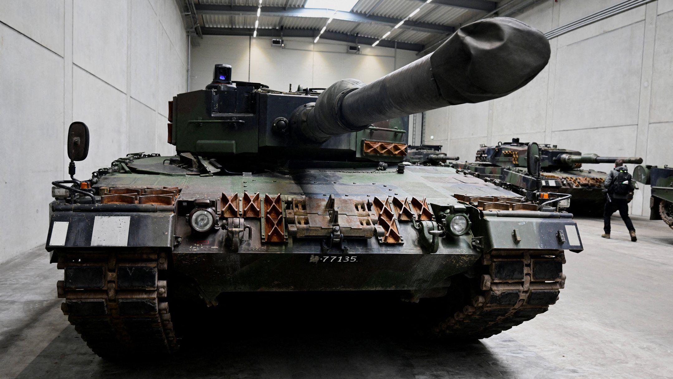 Kanzler Scholz wirft einen Blick auf die Produktion: Leopard 2 im Fokus