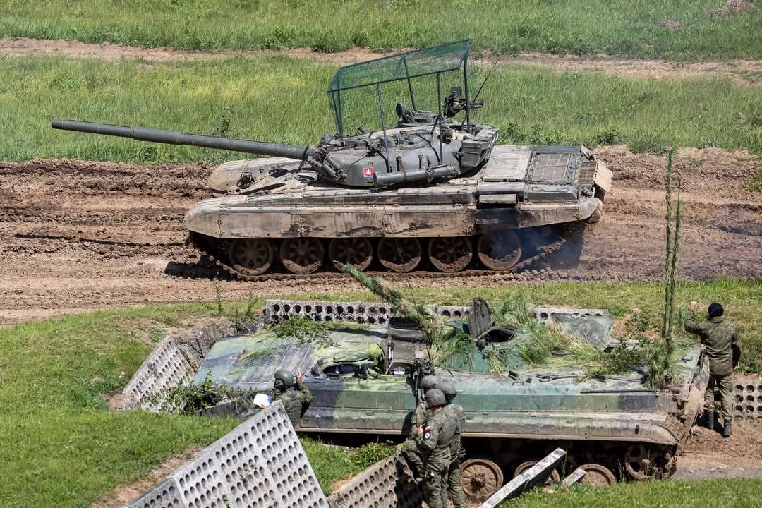 Innovationen gegen Gefahren: ein Anti-Drohnen-System auf slowakischen T-72M1-Panzern Slowakische T-72M1s erhalten Drohnenschutz: Was sind Anti-Drohnen-Grills?
