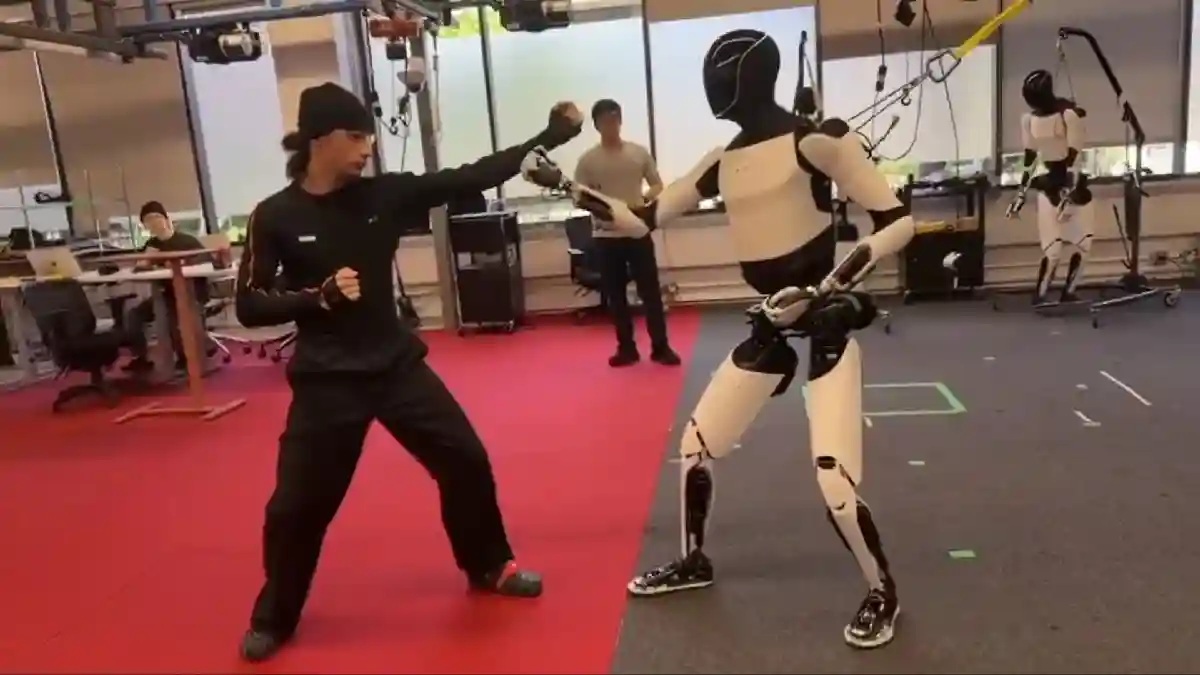 Optimus in Aktion: Screenshot des Sparringvideos des Roboters von Tesla