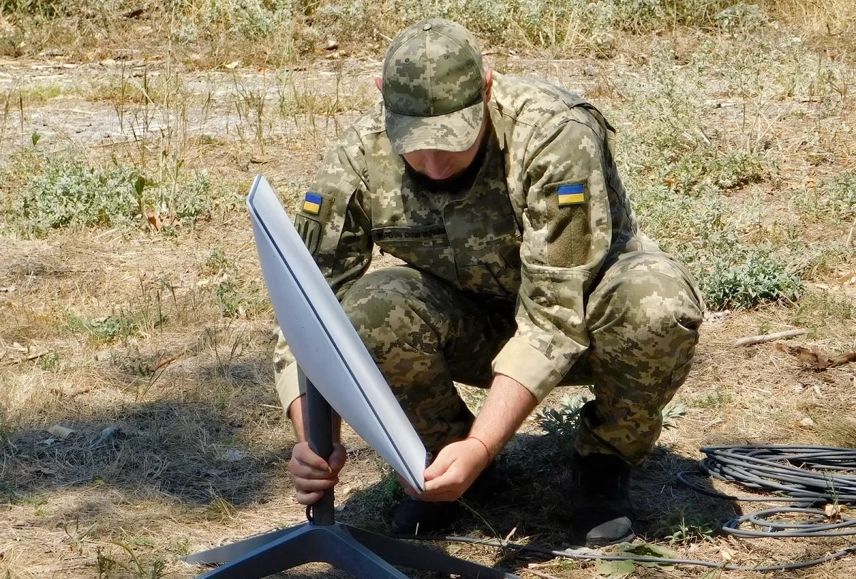 Starlink in Aktion: Die Geschichte der Installation von Antennen für das ukrainische Militär Wie das ukrainische Militär die Technologie von SpaceX nutzt: Installation von Starlink an der Frontlinie