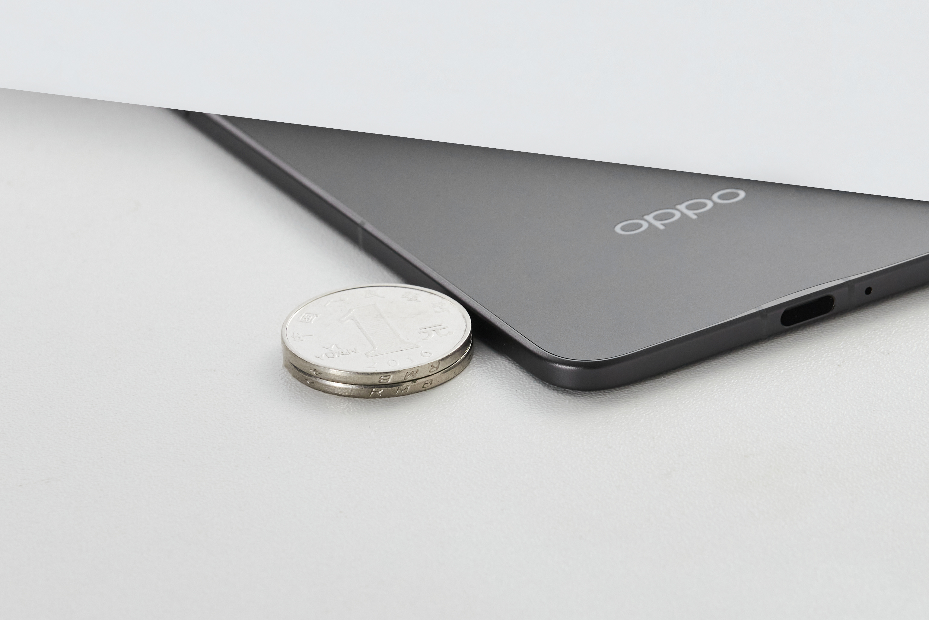 Oppo Find N5 Smartphone in geöffnetem Zustand Oppo Find N5 Smartphone in geöffnetem Zustand
