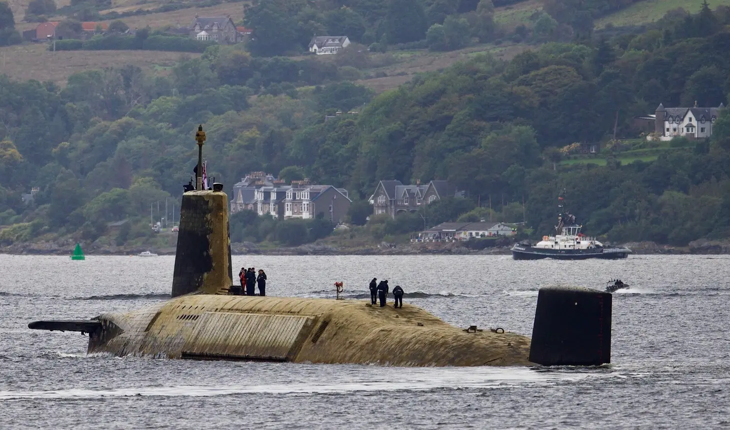 Das atomgetriebene U-Boot der Vanguard-Klasse, das Interkontinentalraketen vom Typ Trident II (D5) an Bord hat, gleicht nach einem längeren Einsatz einem Seeungeheuer.-2 Das atomgetriebene U-Boot der Vanguard-Klasse, das Interkontinentalraketen vom Typ Trident II (D5) an Bord hat, gleicht nach einem längeren Einsatz einem Seeungeheuer.-2
