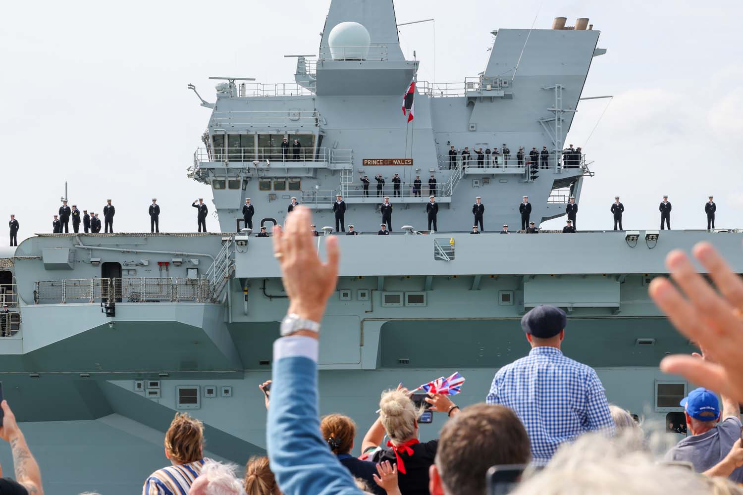 Die 3,85 Milliarden Dollar teure HMS Prince of Wales ist in die USA ausgelaufen - Großbritanniens größter Flugzeugträger wird mit F-35B-Kampfjets, MV-22-Wandlerflugzeugen und Drohnen ausgestattet Die 3,85 Milliarden Dollar teure HMS Prince of Wales ist in die USA ausgelaufen - Großbritanniens größter Flugzeugträger wird mit F-35B-Kampfjets, MV-22-Wandlerflugzeugen und Drohnen ausgestattet