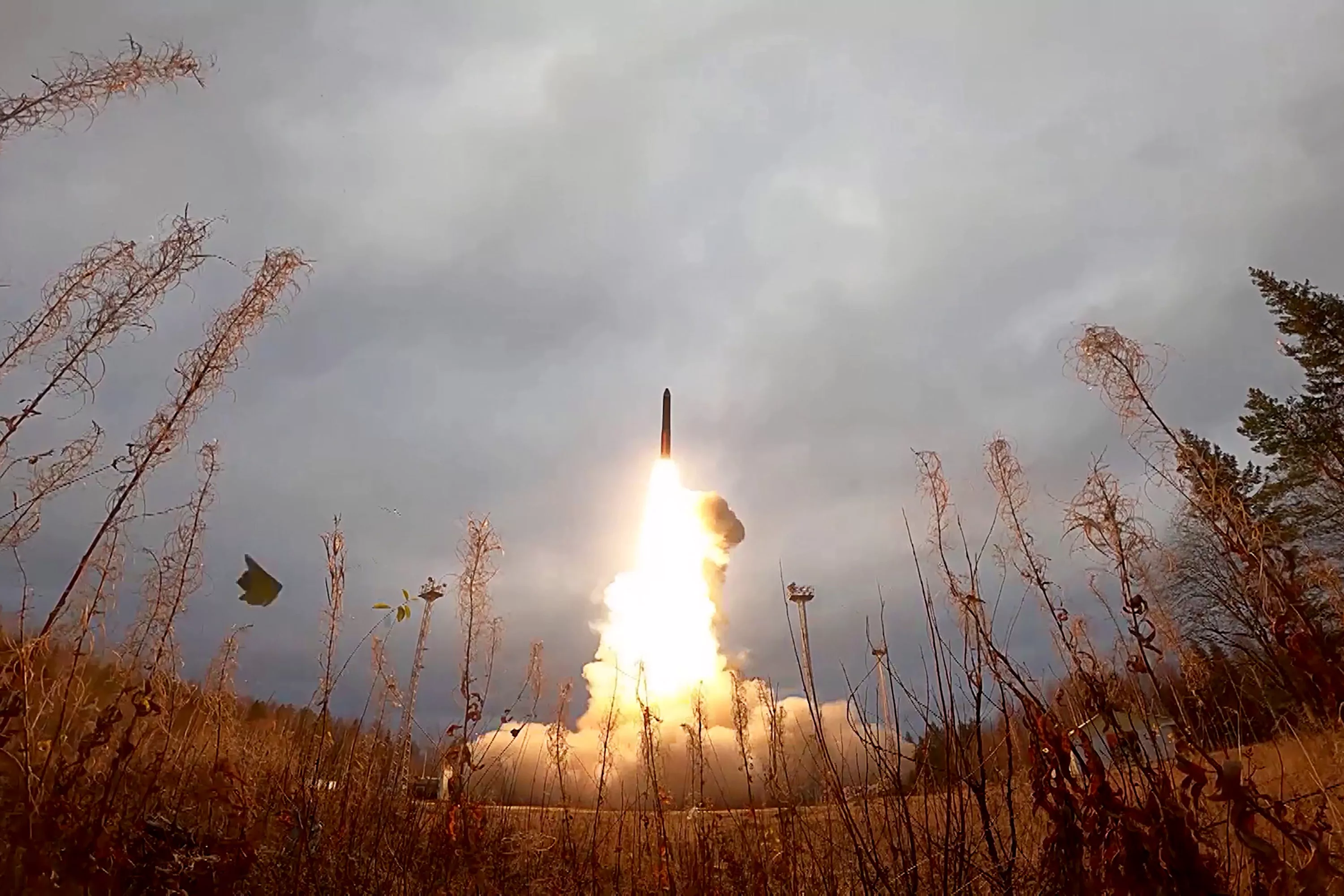 Die Russen haben die ballistische Interkontinentalrakete SS-27 Mod 2 mit einer Reichweite von 12.000 Kilometern gestartet, die einen nuklearen Sprengkopf mit einer Sprengkraft von bis zu 500 Kilotonnen tragen kann.