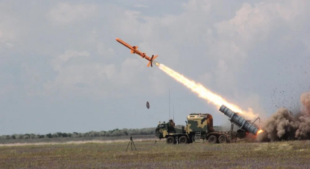 Die Ukraine hat den Anti-Schiffs-Marschflugkörper Neptun modifiziert - er hat einen 350 kg schweren Sprengkopf und kann Ziele in einer Entfernung von bis zu 400 km zerstören Die Ukraine hat den Anti-Schiffs-Marschflugkörper Neptun modifiziert - er hat einen 350 kg schweren Sprengkopf und kann Ziele in einer Entfernung von bis zu 400 km zerstören