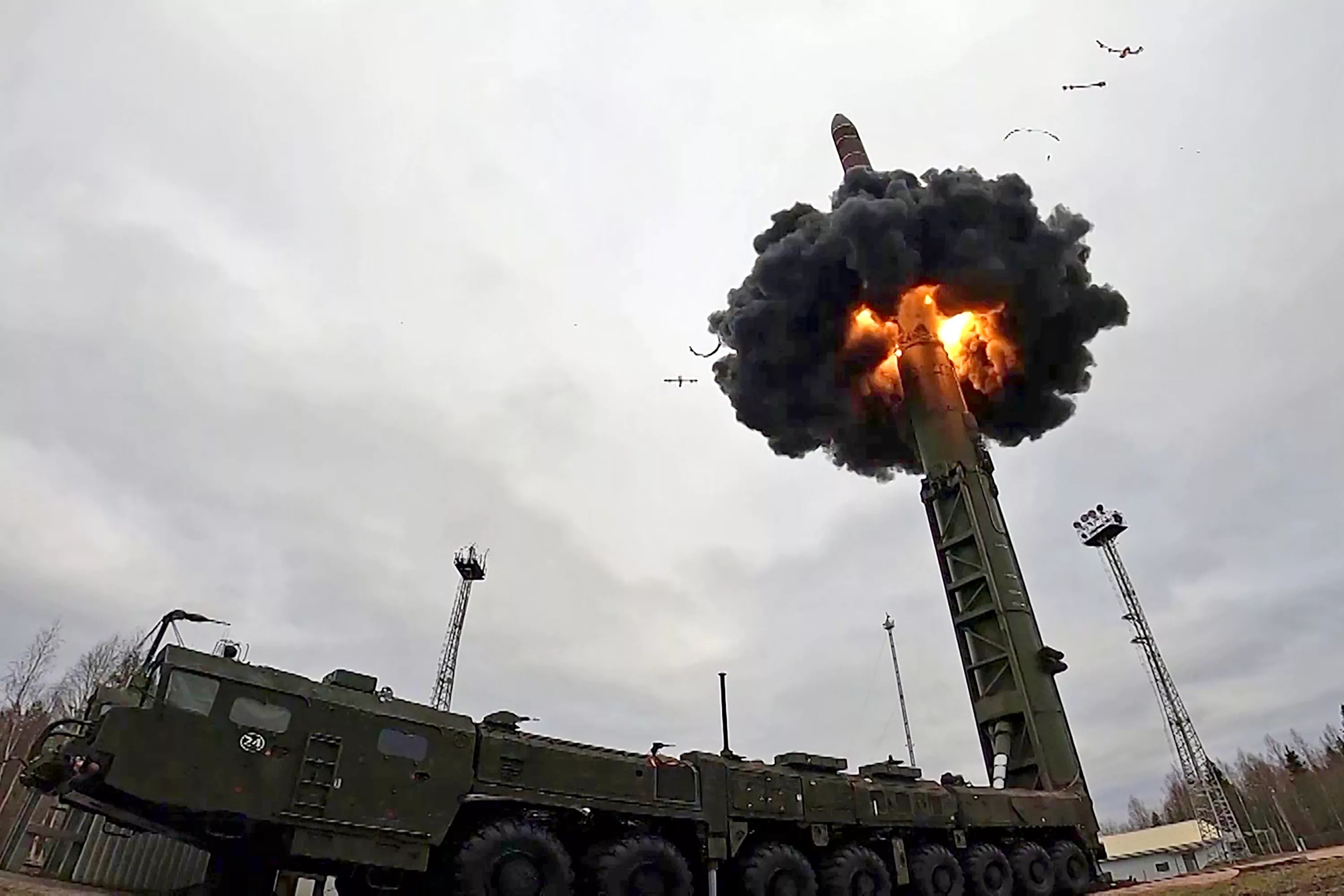 Die Russen haben die ballistische Interkontinentalrakete SS-27 Mod 2 mit einer Reichweite von 12.000 Kilometern gestartet, die einen nuklearen Sprengkopf mit einer Sprengkraft von bis zu 500 Kilotonnen tragen kann.-2