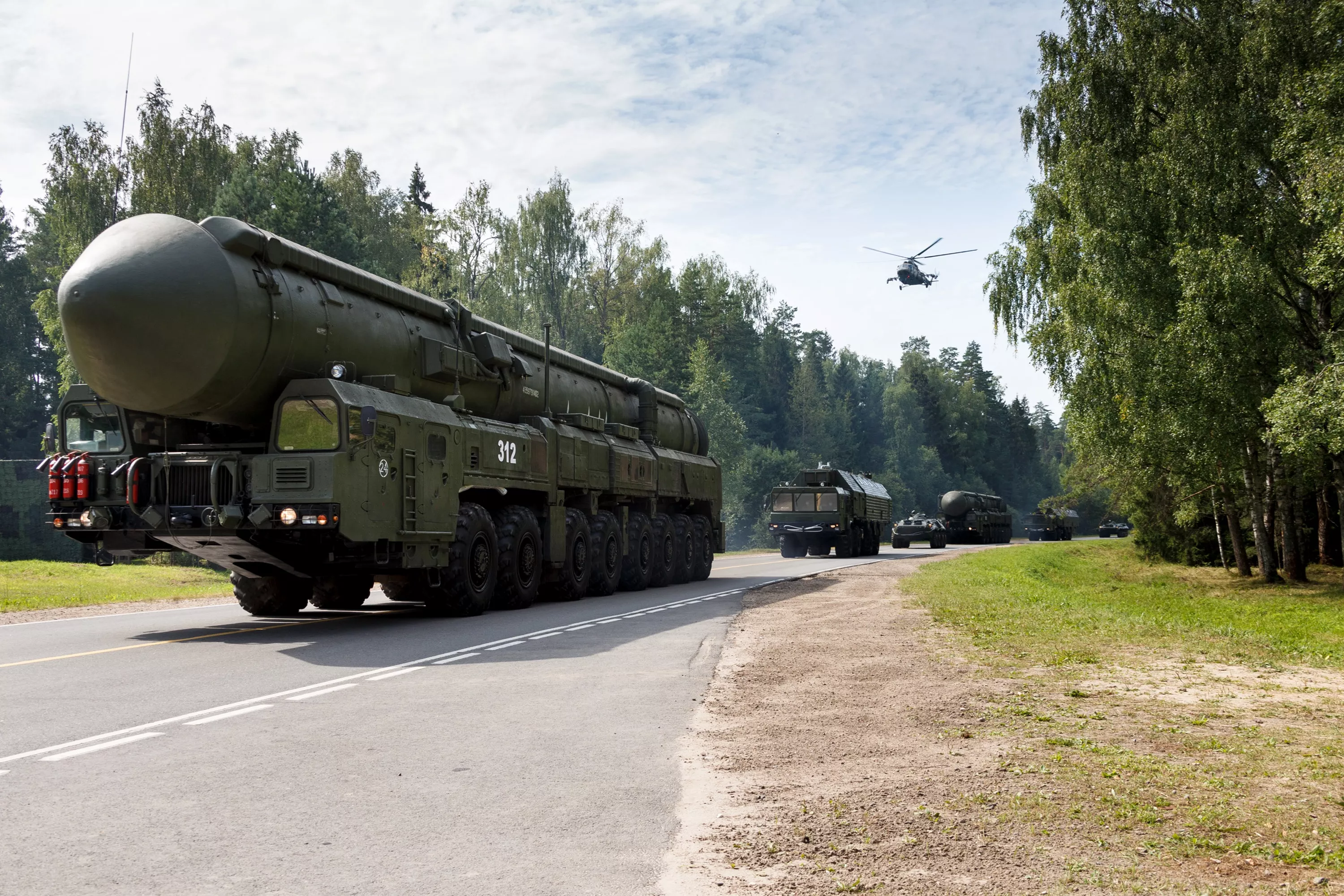 Die Russen haben die ballistische Interkontinentalrakete SS-27 Mod 2 mit einer Reichweite von 12.000 Kilometern gestartet, die einen nuklearen Sprengkopf mit einer Sprengkraft von bis zu 500 Kilotonnen tragen kann.-8