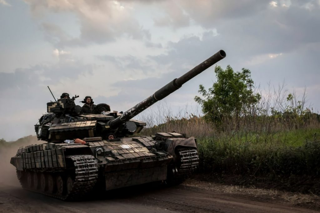 Die ukrainischen Streitkräfte zeigten modernisierte T-64BV-Panzer des Modells 2022 mit einem neuen Visier, L3-Harris-Funk, Satellitennavigation und Stoßschutzgittern Die ukrainischen Streitkräfte zeigten modernisierte T-64BV-Panzer des Modells 2022 mit einem neuen Visier, L3-Harris-Funk, Satellitennavigation und Stoßschutzgittern