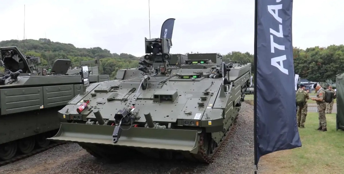 Die britische Armee stellte auf der DVD 2024 die neue Ajax-Familie gepanzerter Fahrzeuge vor: Besondere Aufmerksamkeit erhielt das Atlas-Bergungsfahrzeug. Die britische Armee stellte auf der DVD 2024 die neue Ajax-Familie gepanzerter Fahrzeuge vor: Besondere Aufmerksamkeit erhielt das Atlas-Bergungsfahrzeug.