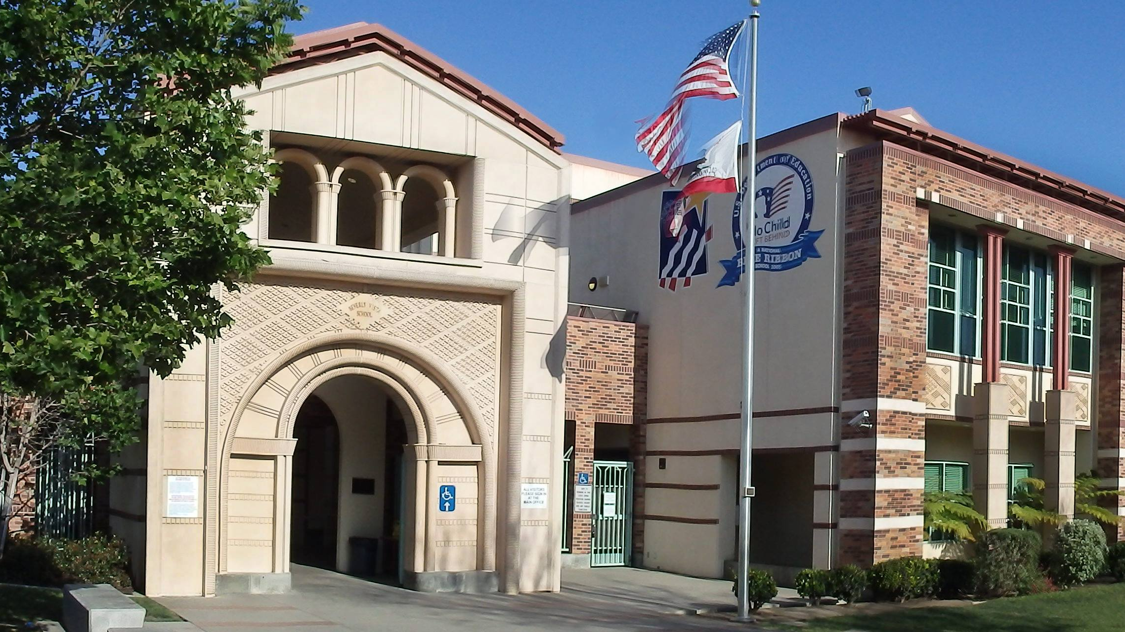 Schulbezirk Beverly Hills verwies fünf Schüler wegen der Verwendung von KI zur Erstellung gefälschter Nacktfotos Schulbezirk Beverly Hills verwies fünf Schüler wegen der Verwendung von KI zur Erstellung gefälschter Nacktfotos