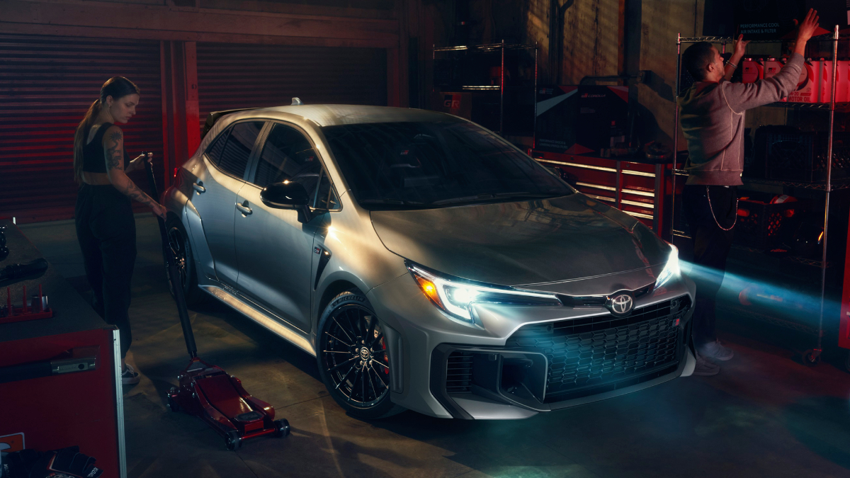 Toyota GR Corolla Toyota GR Corolla im Hintergrund des Produktionsprozesses