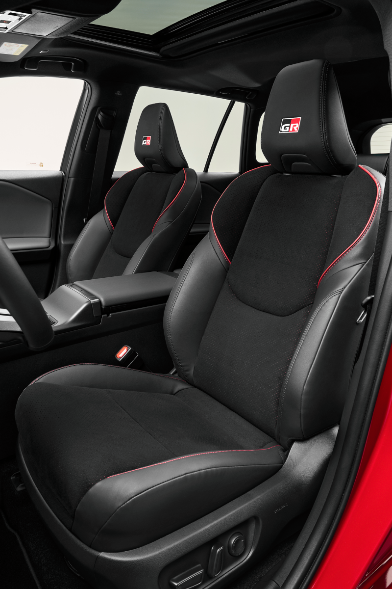 Interieur des Toyota RAV4 GR Sport mit roten Akzenten Interieur des Toyota RAV4 GR Sport mit roten Akzenten