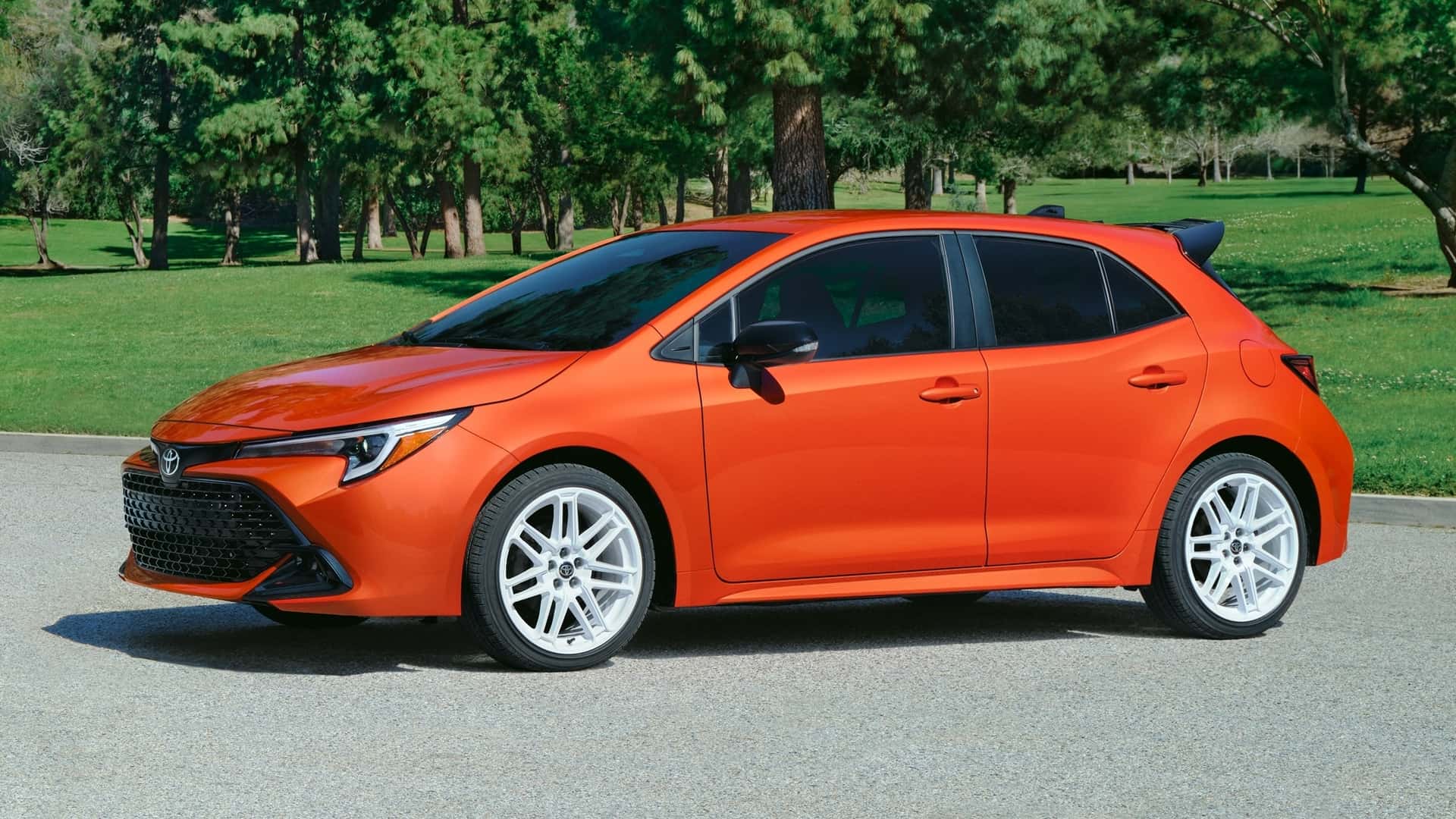 Toyota Corolla Hatchback FX Edition in leuchtendem Orange Toyota Corolla Hatchback FX Edition in leuchtendem Orange