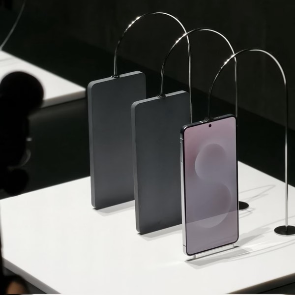 Galaxy S25 Edge Smartphone auf der Messe ausgestellt Galaxy S25 Edge Smartphone auf der Messe ausgestellt