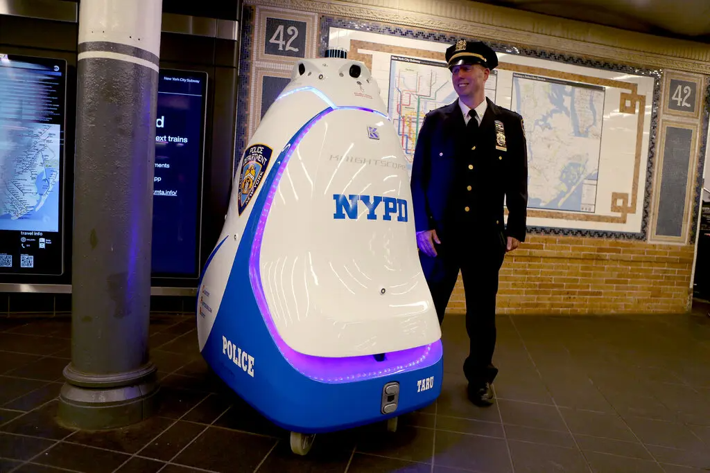 In New York City wird ein Polizeiroboter in der U-Bahn-Station Times Square patrouillieren-2 In New York City wird ein Polizeiroboter in der U-Bahn-Station Times Square patrouillieren-2