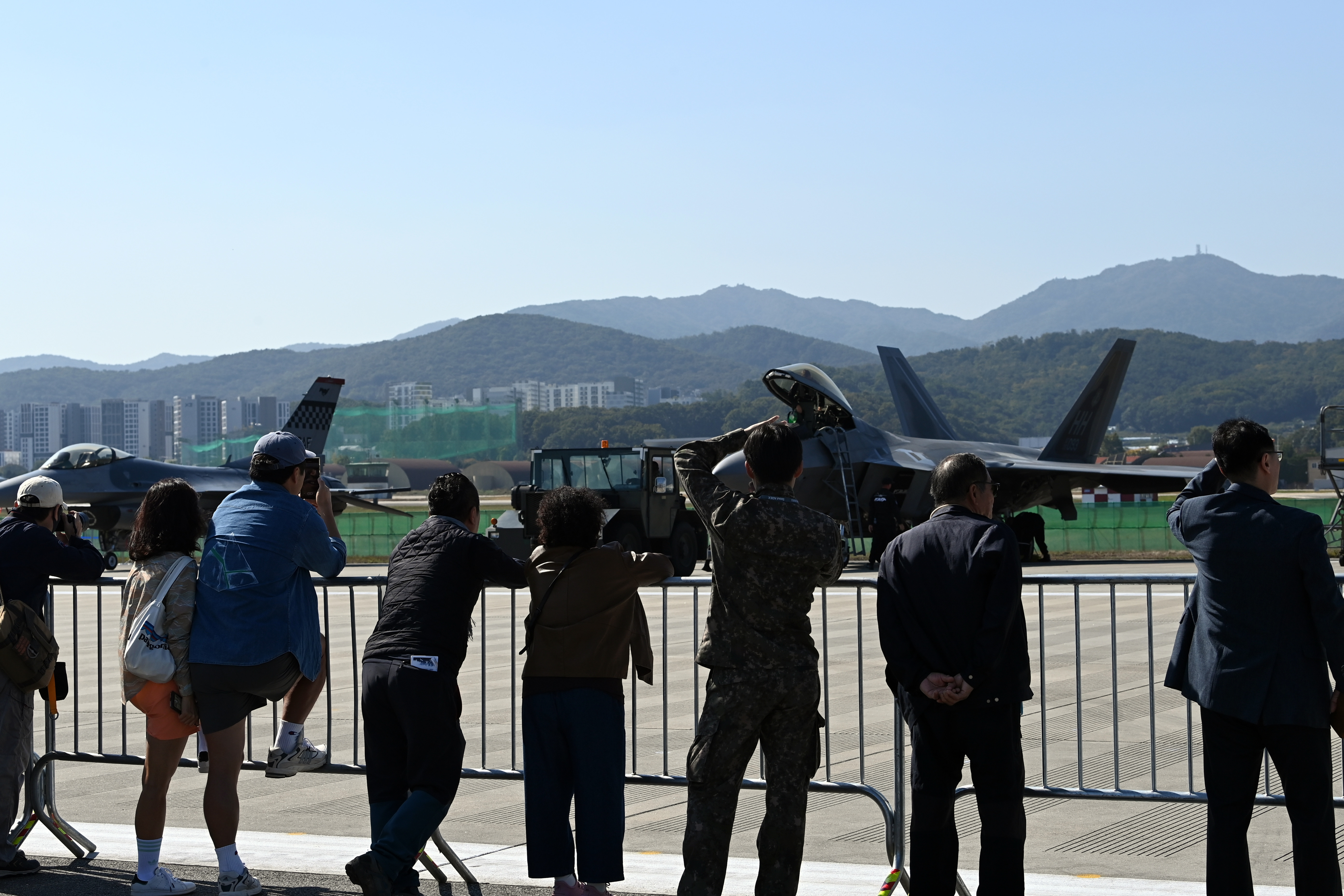 US-Bomber B-52 Stratofortress mit nuklearer Bewaffnung landet zum ersten Mal seit 30 Jahren in der Republik Korea-6 US-Bomber B-52 Stratofortress mit nuklearer Bewaffnung landet zum ersten Mal seit 30 Jahren in der Republik Korea-6