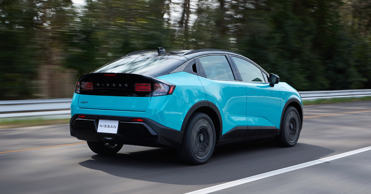 2026 Nissan Leaf Platinum+ auf der Straße