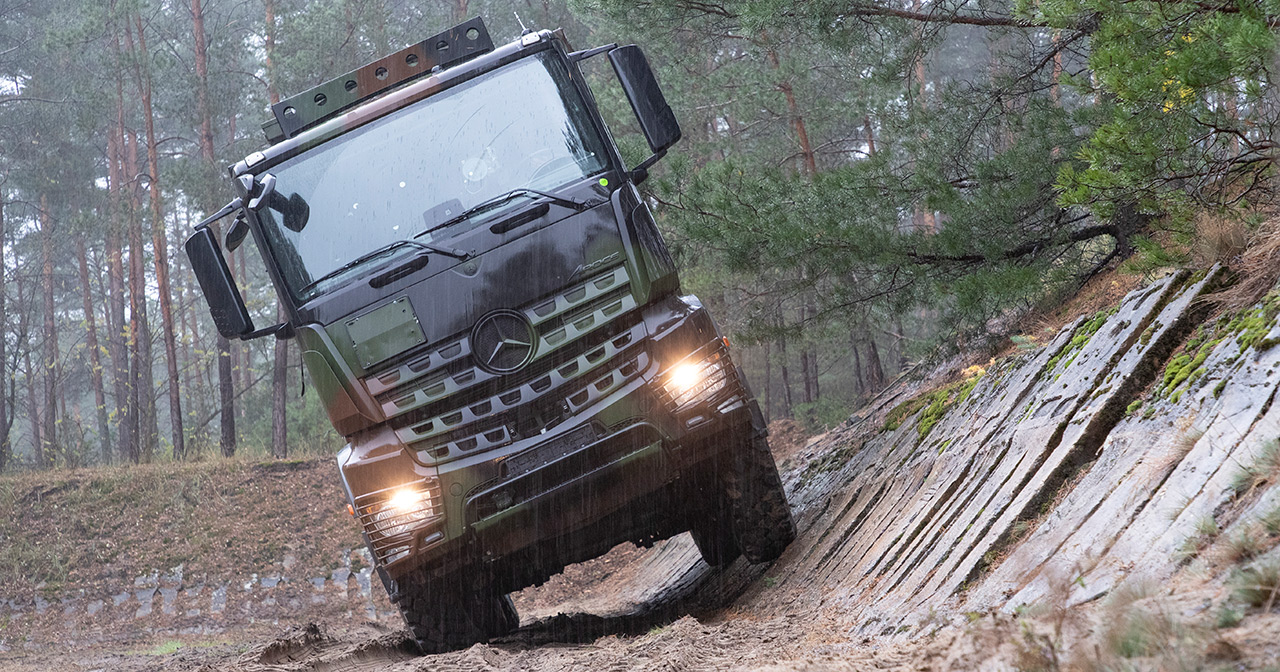 Mercedes-Benz Arocs Lkw in Tarnfarbe. Mercedes-Benz Arocs Lkw in Tarnfarbe.