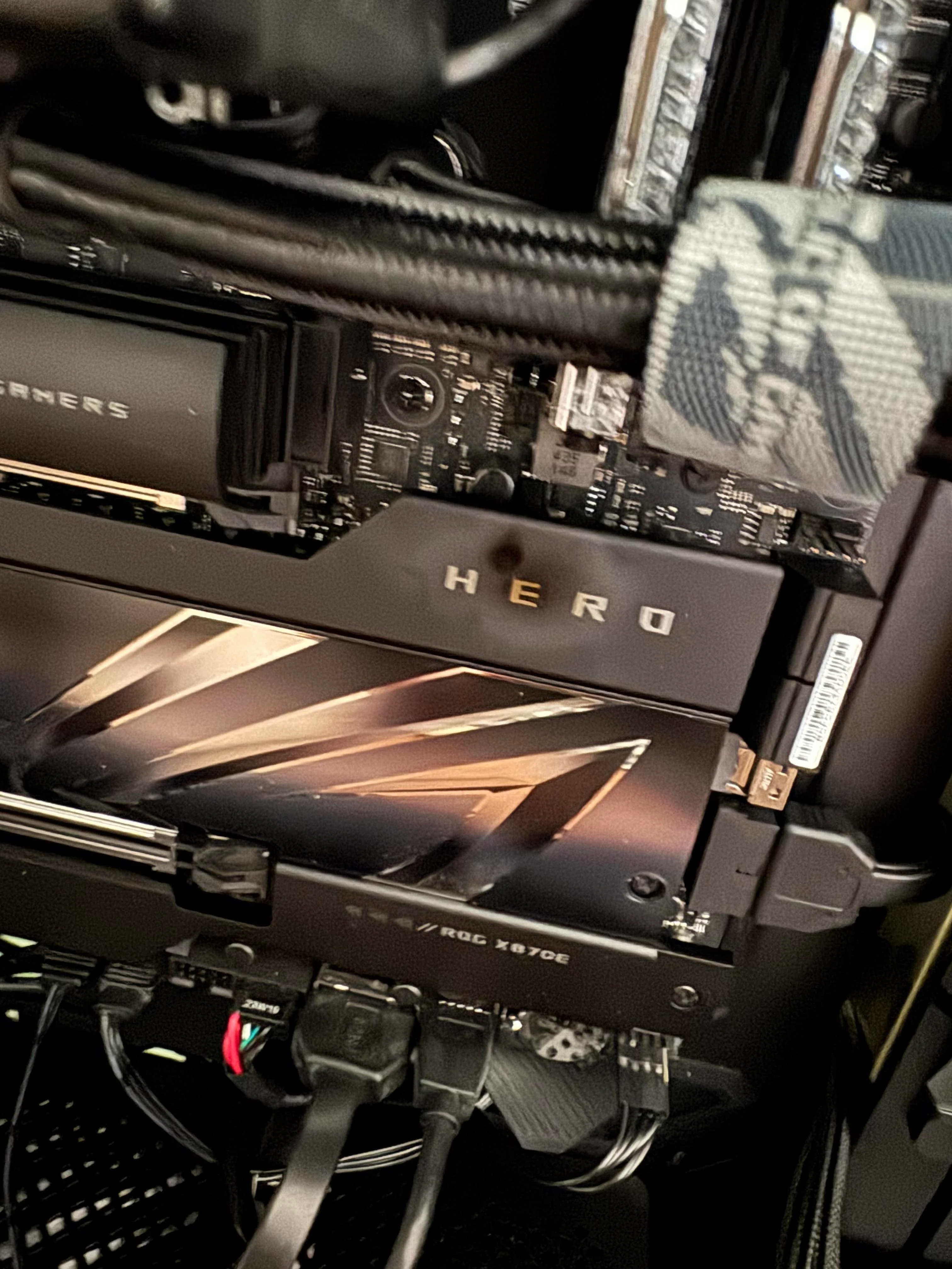 C迹 Feuer auf dem Kühlkörper des Motherboard-Chipsatzes C迹 Feuer auf dem Kühlkörper des Motherboard-Chipsatzes