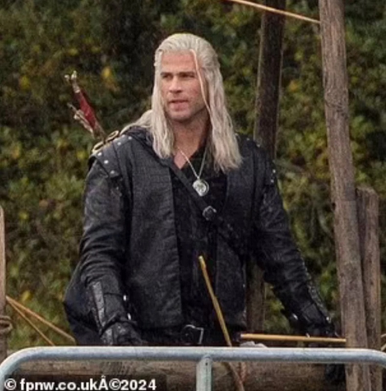 Der Matrix-Star als Vampir: Die ersten Bilder von den Dreharbeiten zur vierten Staffel von The Witcher mit Liam Hemsworth und Laurence Fishburne sind veröffentlicht worden-4 Der Matrix-Star als Vampir: Die ersten Bilder von den Dreharbeiten zur vierten Staffel von The Witcher mit Liam Hemsworth und Laurence Fishburne sind veröffentlicht worden-4