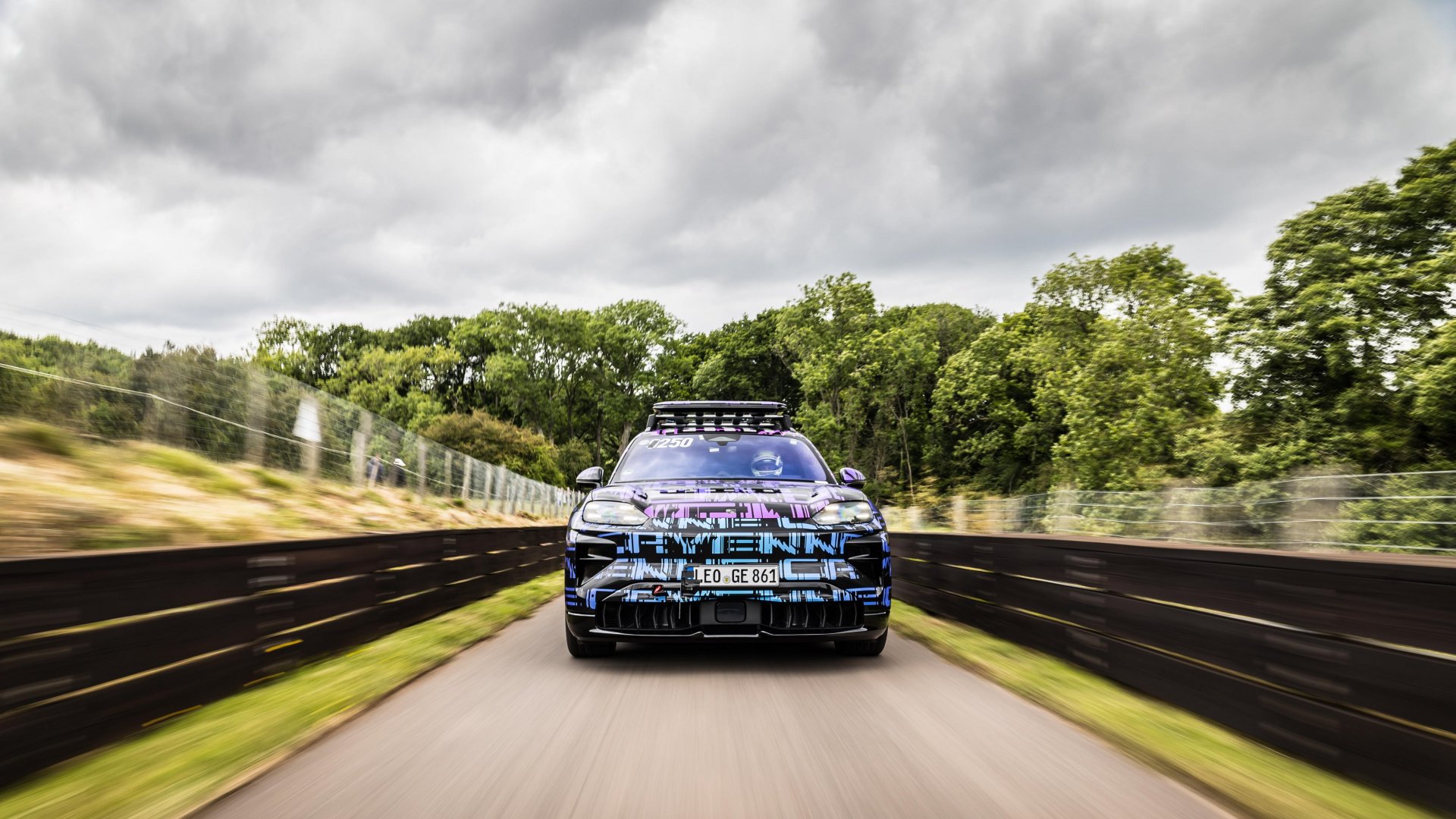 Ein elektrischer Porsche Cayenne während des Rennens Ein elektrischer Porsche Cayenne während des Rennens