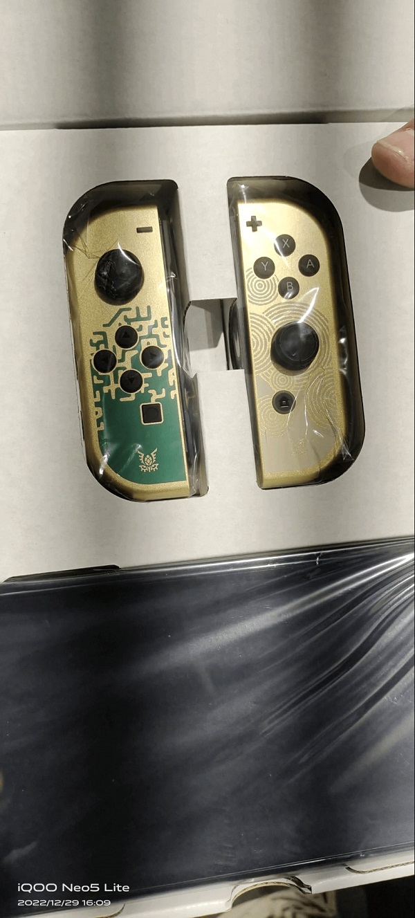 Fotos einer limitierten Auflage der Nintendo Switch OLED im Stil von The Legend of Zelda: Tears of the Kingdom sind online geleakt worden-5