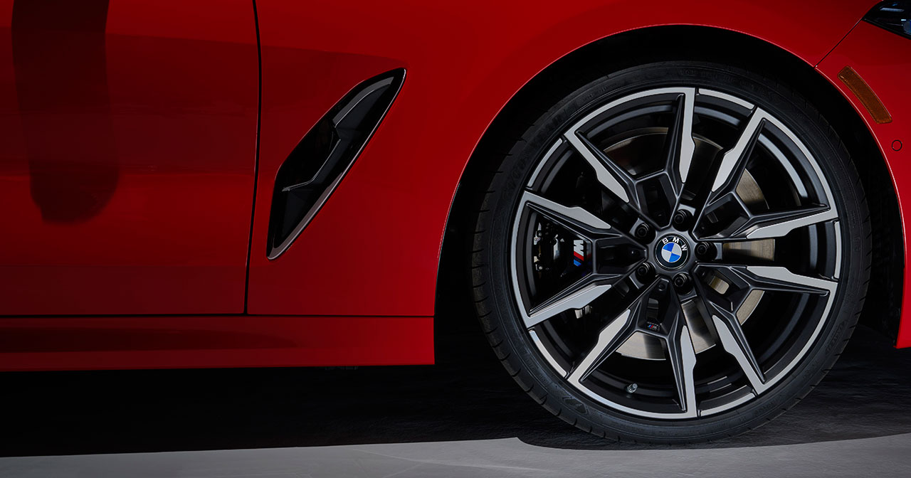BMW M850i Edition M Heritage Karosserie auf der Messe